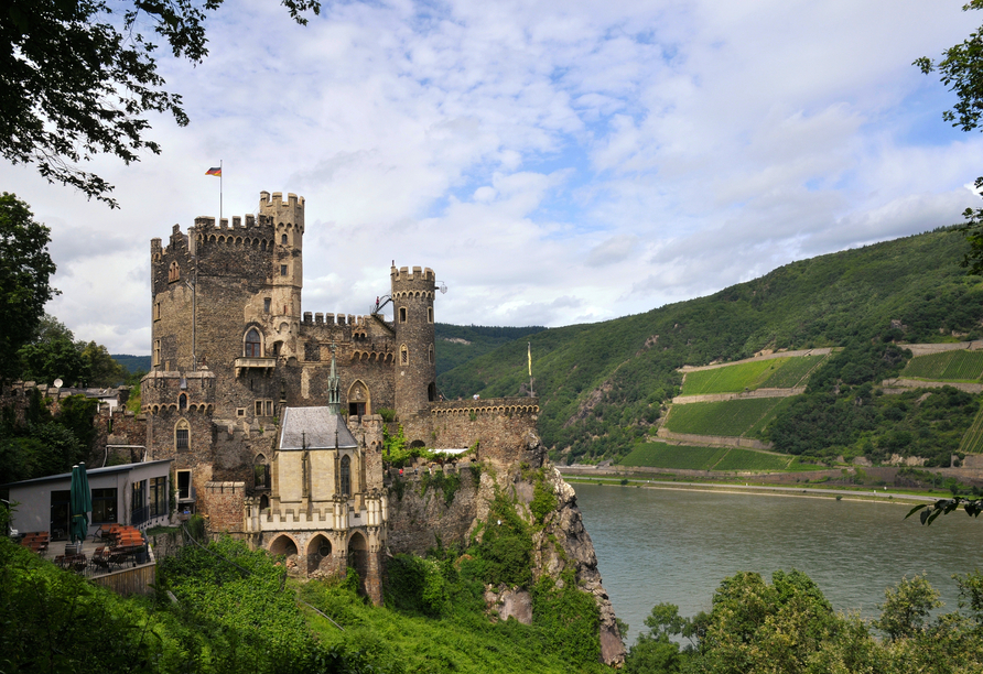 Freuen Sie sich auf die vielen mittelalterlichen Burgen und Ruinen entlang des Rheins, wie hier Burg Rheinstein.