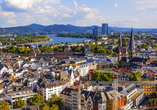 Die ehemalige Bundeshauptstadt Bonn verzückt mit der direkten Lage am Rhein.