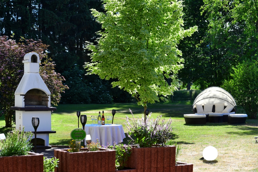 Erholen Sie sich im Garten des Hotels.