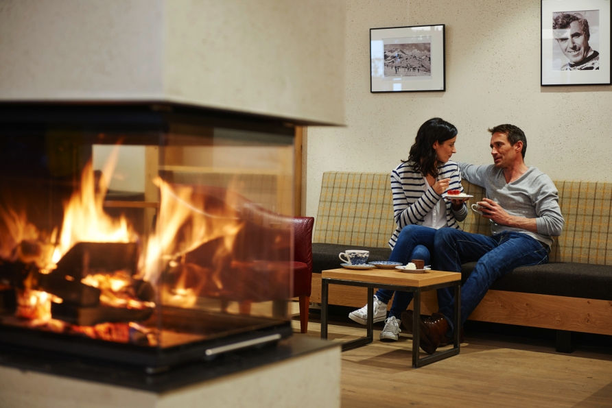 Machen Sie es sich am Kamin in der Lobby gemütlich.
