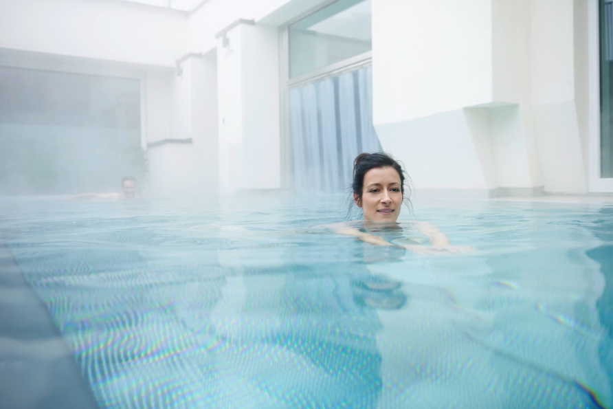 Schwimmen Sie im beheizten Außenpool Ihres Hotels.