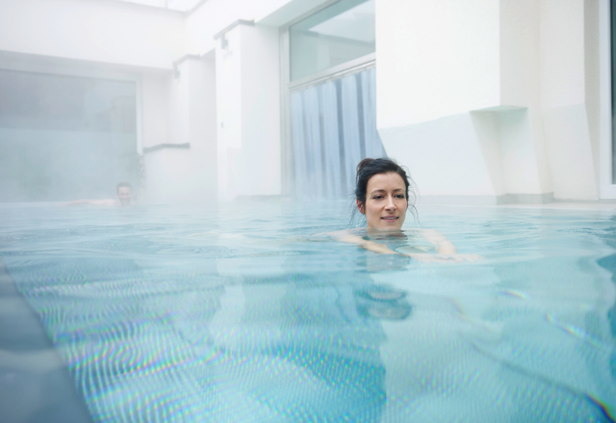 Schwimmen Sie im beheizten Außenpool Ihres Hotels.