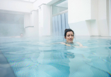 Schwimmen Sie im beheizten Außenpool Ihres Hotels.