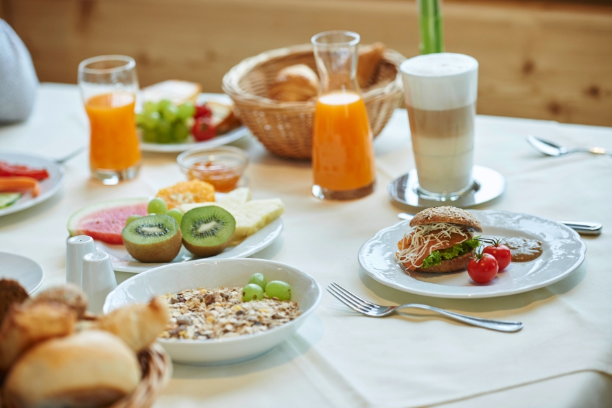 Genießen Sie ein köstliches Frühstück.