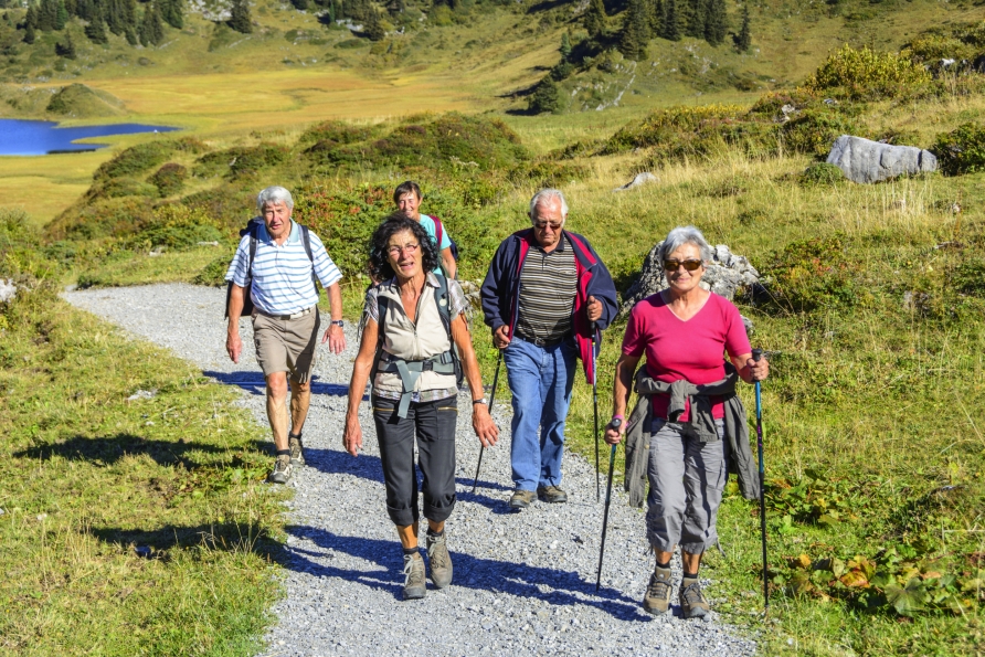Wandern Sie durch die schöne Bergwelt.