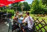 Im Biergarten ist es im Sommer richtig gemütlich.