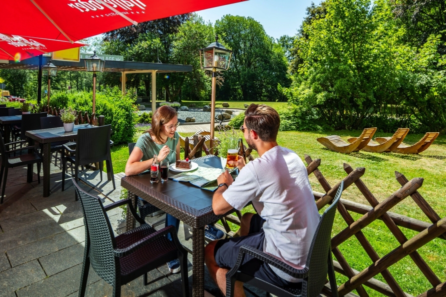 Im Biergarten ist es im Sommer richtig gemütlich.