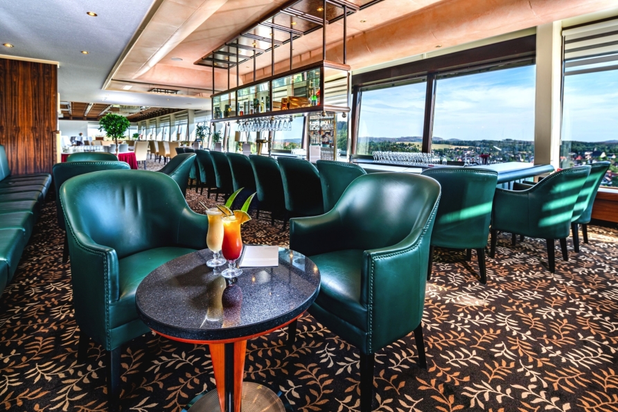 In der Dachgartenbar werden Sie mit leckeren Cocktails verwöhnt.