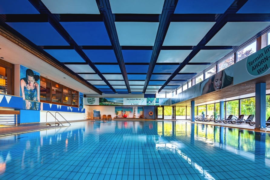 Ziehen Sie im Hallenbad Ihre Bahnen.
