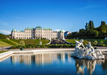 Erleben Sie die malerische Stadt Wien mit ihren unzähligen Sehenswürdigkeiten, darunter das Schloss Belvedere.