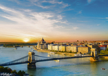 Spazieren Sie über die Kettenbrücke in Budapest und genießen Sie den Blick auf die Donau.