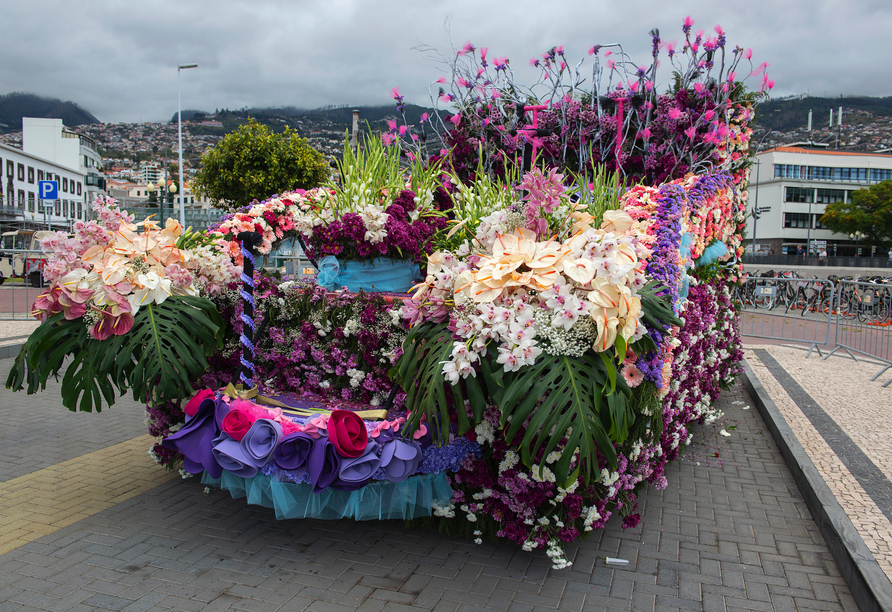 Bei der Blumenparade werden die Umzugswagen üppig geschmückt.