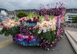 Bei der Blumenparade werden die Umzugswagen üppig geschmückt.