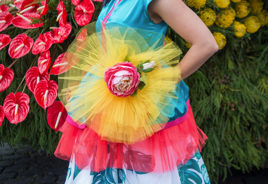 Farbenfrohe Kostüme erwarten Sie bei der Blumenparade.