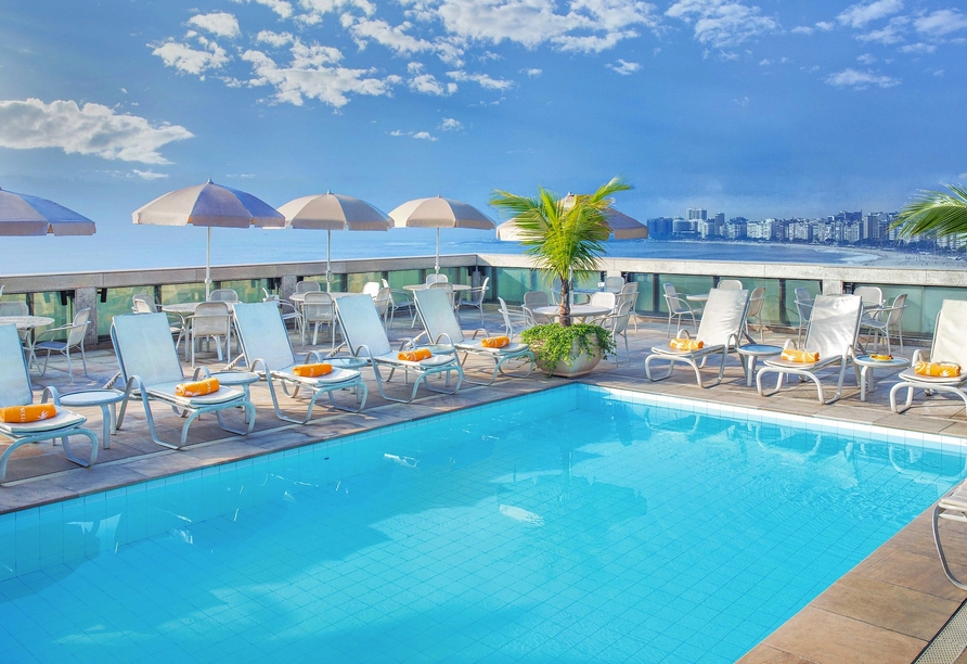 Genießen Sie schöne Stunden am Außenpool des Komfortklasse-Hotels Hotel Windsor Excelsior Copacabana.