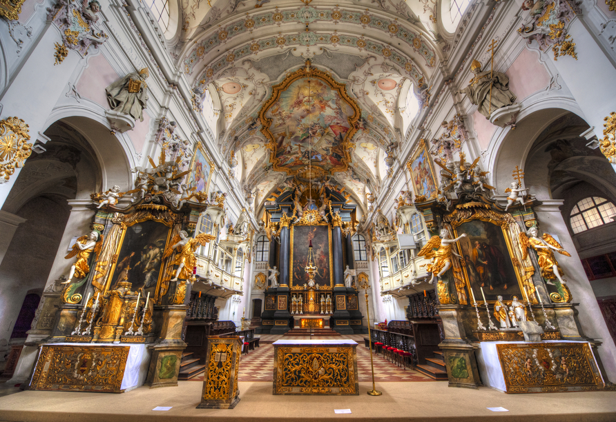 Besuchen Sie die zahlreichen Sehenswürdigkeiten Regensburgs wie zum Beispiel die Klosterkirche Sankt Emmeram.