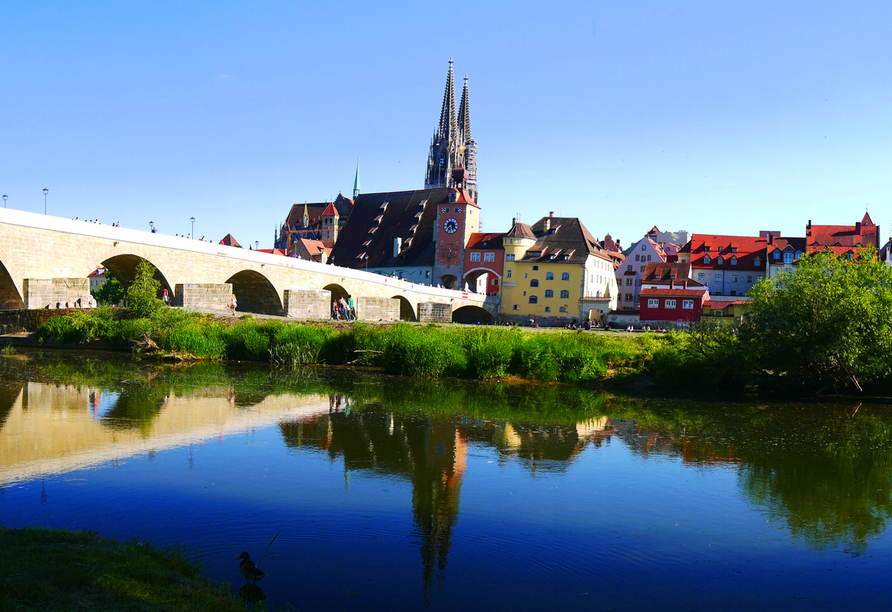 Regensburg mit seiner berühmten Steinernen Brücke gehört zu den schönsten Städten Bayerns.
