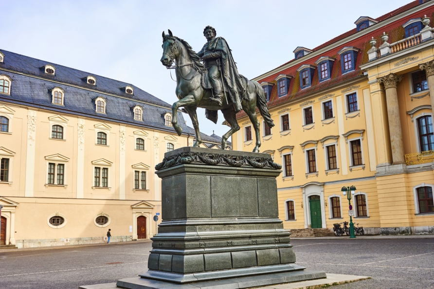 Für Herzog Karl Agust von Sachsen-Weimar wurde ein Reiterdenkmal erbaut.