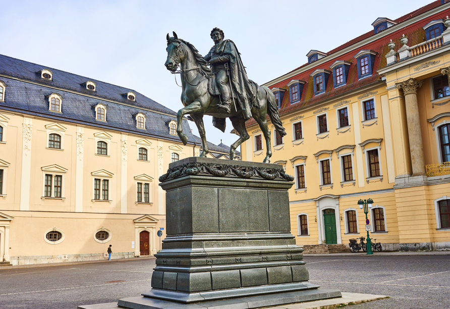 Für Herzog Karl Agust von Sachsen-Weimar wurde ein Reiterdenkmal erbaut.
