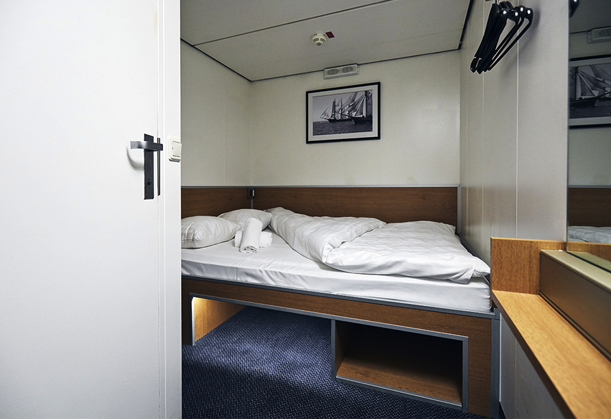 Beispiel einer Innenkabine mit Doppelbett.