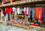 In Berat spazieren Sie über den Alten Basar voller charmanter Geschäfte.