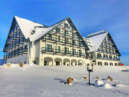 Winterliche Außenansicht des Hotels