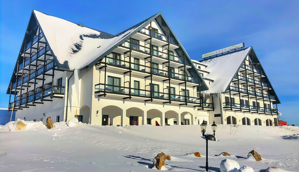 Winterliche Außenansicht des Hotels