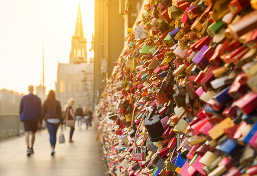 Bestaunen Sie die zahlreichen Liebesschlösser auf der Hohenzollernbrücke in Köln.
