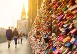 Bestaunen Sie die zahlreichen Liebesschlösser auf der Hohenzollernbrücke in Köln.