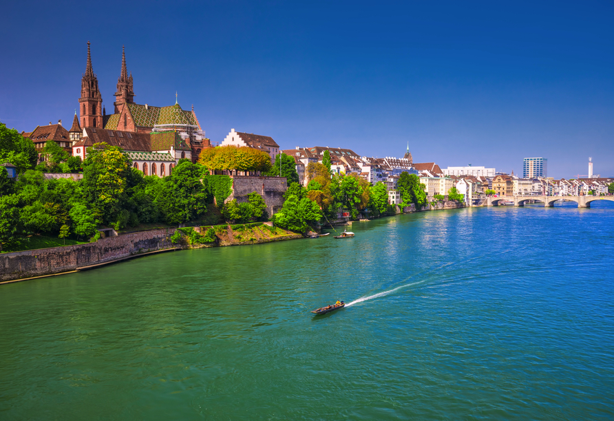 In der Schweiz besuchen Sie die schöne Stadt Basel.