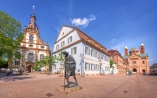 Die Pilgerfigur in Speyer mit dem Dom im Hintergrund