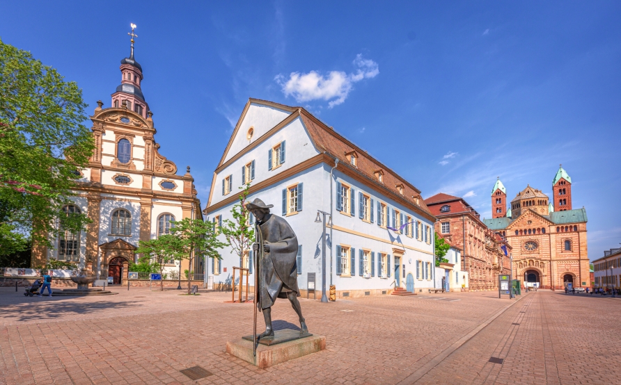 Die Pilgerfigur in Speyer mit dem Dom im Hintergrund