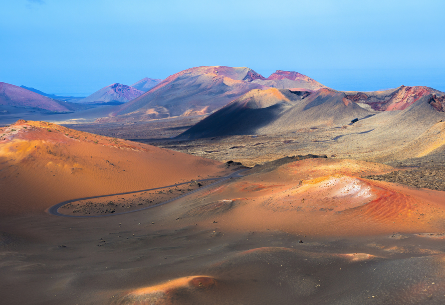 Wenn Sie einen Ausflug nach Lanzarote unternehmen, können Sie die Montañas del Fuego (Feuerberge) im Timanfaya Nationalpark bewundern.
