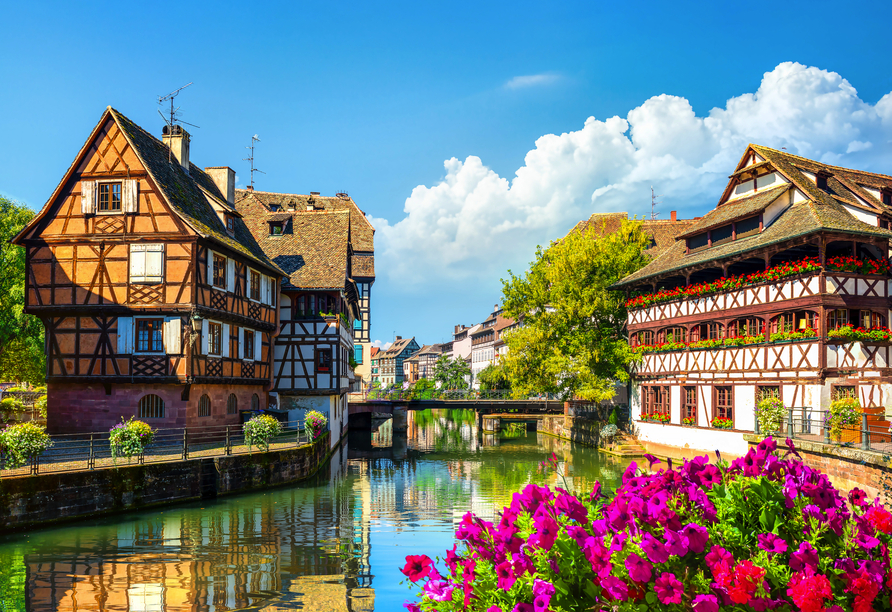 Straßburg mit traumhaften Ansichten historischer Gebäude an den Kanälen