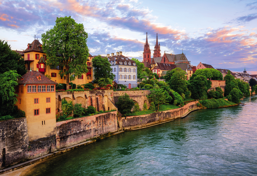 Die Altstadt von Basel ist direkt am Rhein gelegen.