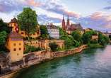 Die Altstadt von Basel ist direkt am Rhein gelegen.