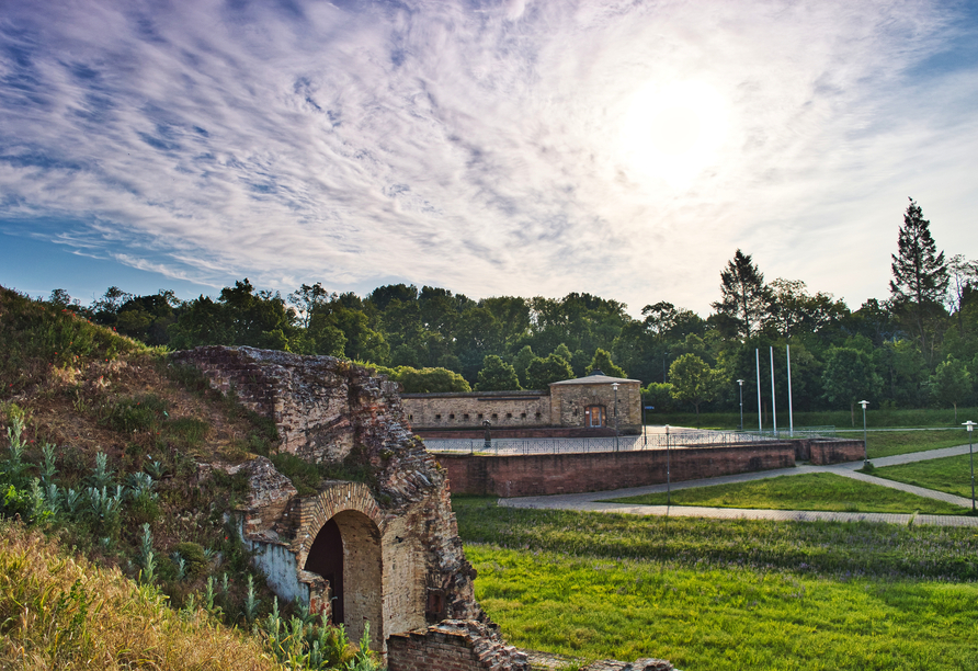 Der Stadtpark Fronte Lamotte in Germersheim ist Teil der ehemaligen Festung und bietet noch heute Überreste der alten Bauwerke.