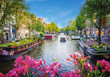 Amsterdam ist bekannt für seine malerischen Grachten.