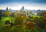 Blick im Herbst über den Rheinpark auf den Kölner Dom