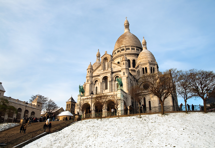 Die Basilika Sacré-Cœur thront auf dem Montmartre – von hier aus haben Sie einen traumhaften Blick über die Stadt.