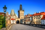 Stadttor auf der Karlsbrücke in Prag
