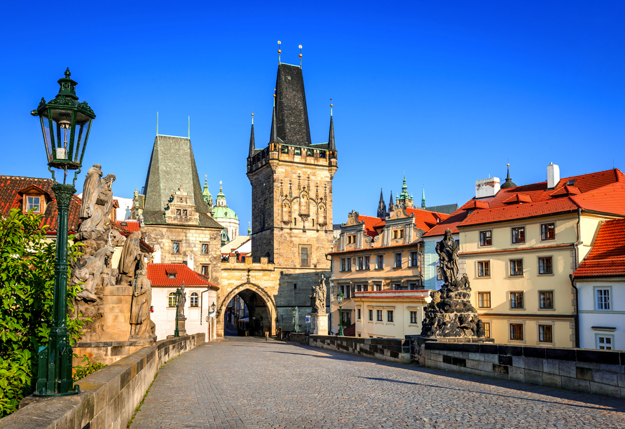Stadttor auf der Karlsbrücke in Prag