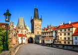 Stadttor auf der Karlsbrücke in Prag