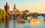 Die Prager Karlsbrücke lockt mit ihren barocken Statuen und einem grandiosen Blick über die Moldau.