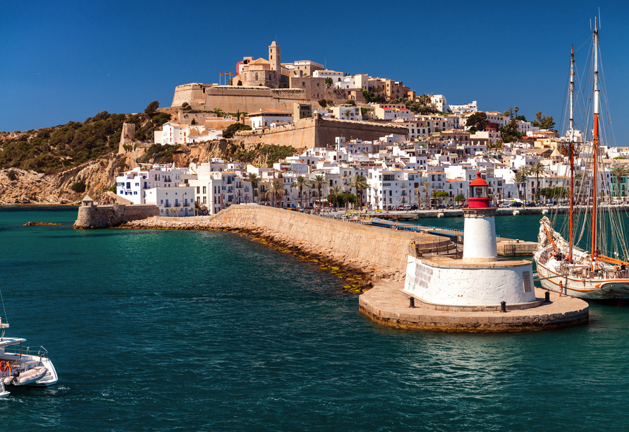 Je nach Reiseroute besuchen Sie zu Beginn Ihrer Reise die Baleareninsel Ibiza...