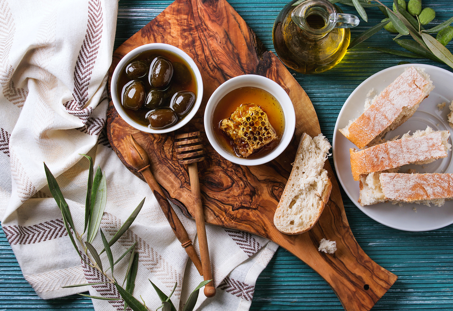 Grüne Oliven und griechischer Honig – manchmal sind es die einfachen Dingen, die glücklich machen.
