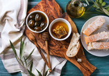 Grüne Oliven und griechischer Honig – manchmal sind es die einfachen Dingen, die glücklich machen.