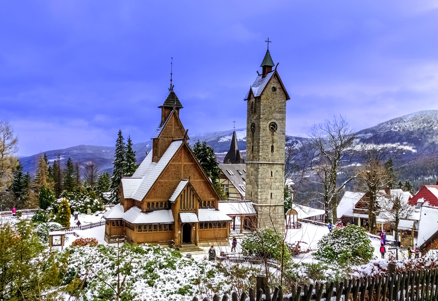 Die Stabkirche Wang in Karpacz bietet auch im Winter eine tolle Ausflugsmöglichkeit.