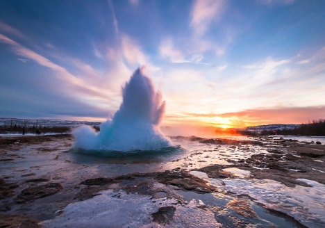 Island ist auch das Land der Geysire – hier zu sehen der Geysir Strokkur.