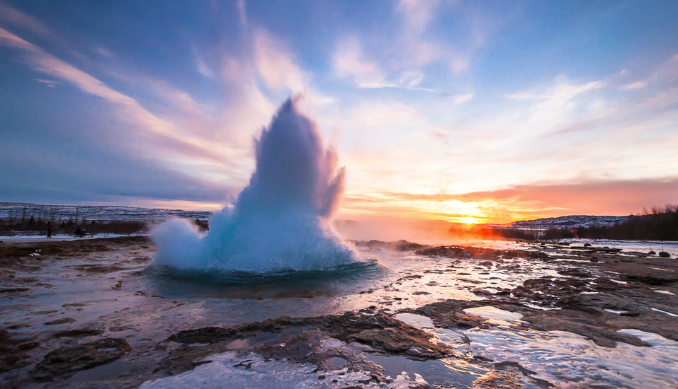 Island ist auch das Land der Geysire – hier zu sehen der Geysir Strokkur.